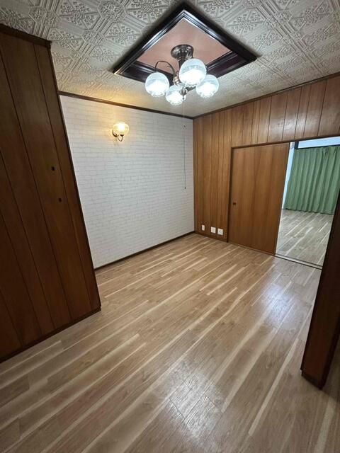 Spacious 6DK Detached House for Sale in Osaka Nishinari Ward - Thumbnail 2