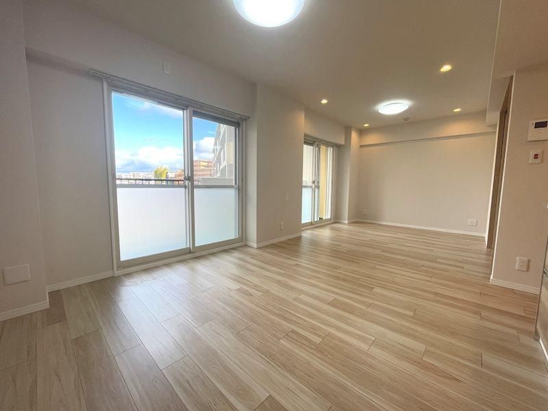 Renovated 2LDK Apartment in Hirakata City with Park View - Thumbnail 3