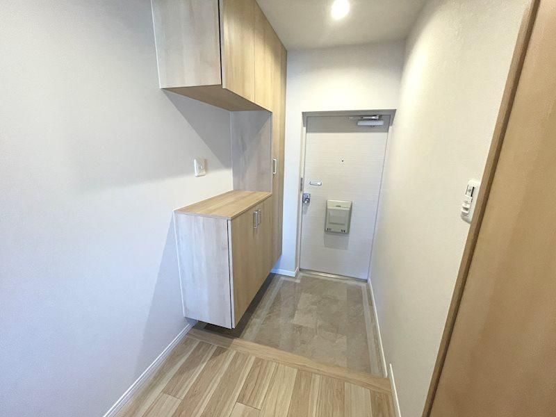 Renovated 2LDK Apartment in Hirakata City with Park View - Thumbnail 2