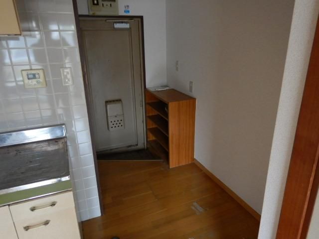 One-Room Apartment for Rent near Nagasaki University Station - Thumbnail 2