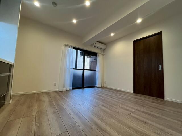 Renovated 1LDK Apartment for Sale in Bunkyo, Tokyo - Thumbnail 3