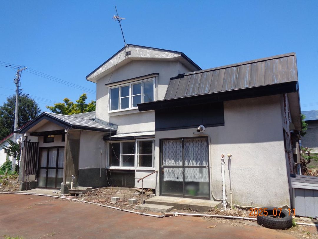 Spacious 9DK Akiya House with Large Land & Warehouse in Aomori - Image 1