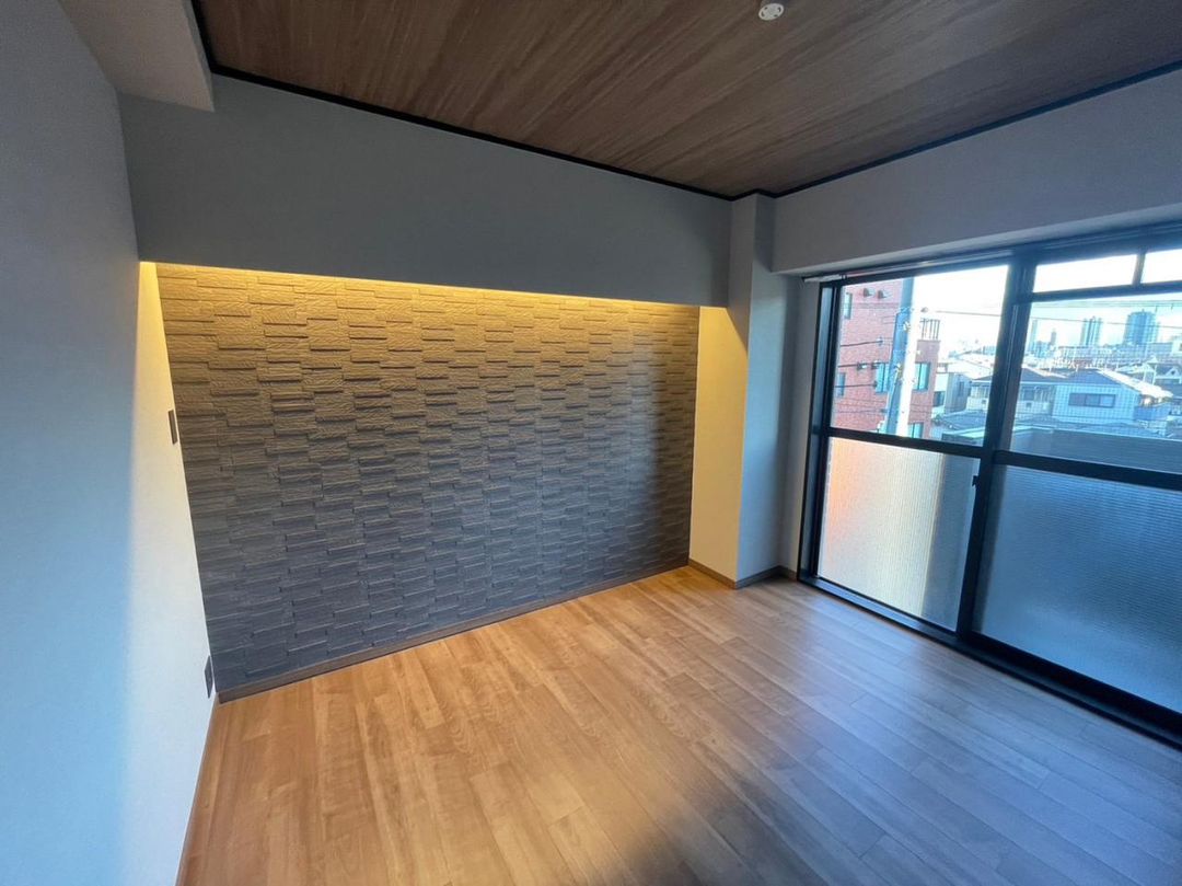 Renovated 2LDK Apartment for Sale Near Tsukamoto Station, Osaka - Thumbnail 3