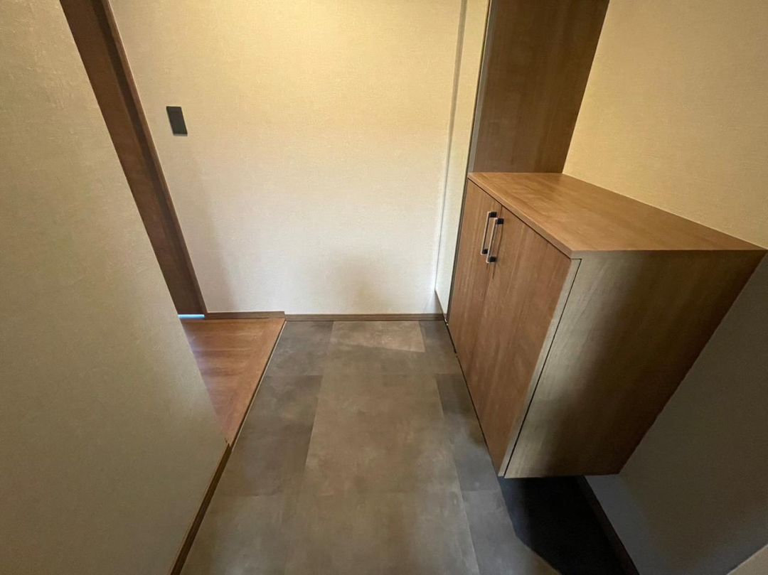 Renovated 2LDK Apartment for Sale Near Tsukamoto Station, Osaka - Image 1