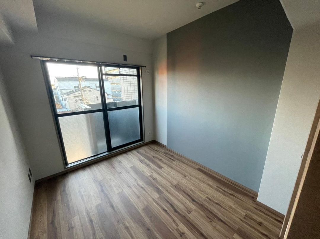 Renovated 2LDK Apartment for Sale Near Tsukamoto Station, Osaka - Thumbnail 4