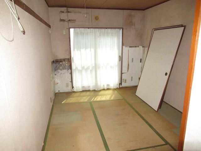 3DK Apartment for Renovation in Hirakata, Osaka - Thumbnail 3