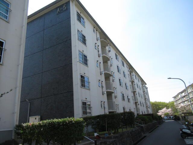 3DK Apartment for Renovation in Hirakata, Osaka - Thumbnail 2