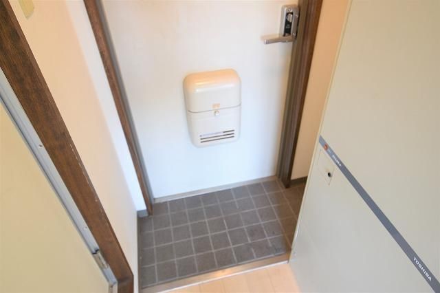 1R Apartment for Rent in Suita, Osaka - 30,000 Yen - Thumbnail 2