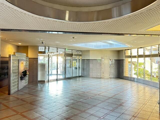 3LDK Condo with Private Garden for Sale in Kaizuka, Osaka - Thumbnail 4