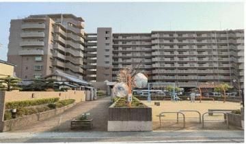 3LDK Condo with Private Garden for Sale in Kaizuka, Osaka - Thumbnail 2