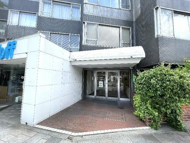 2K Apartment for Sale in Jingu-mae, Shibuya, Tokyo - Thumbnail 3