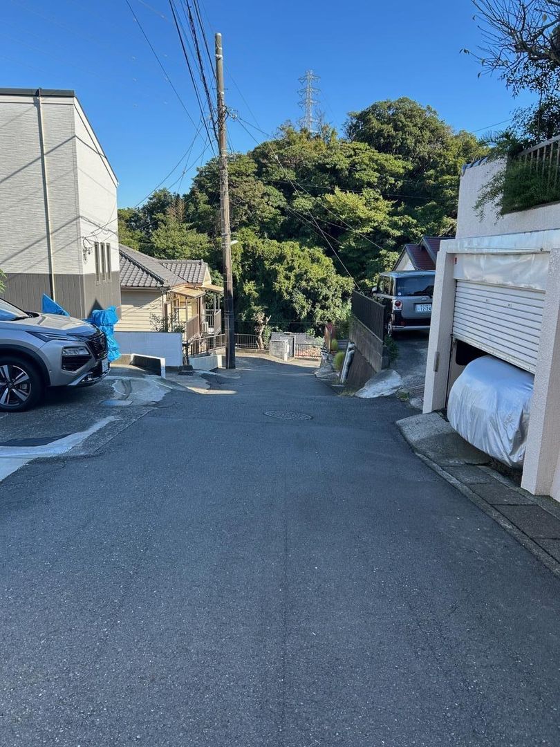 2013-Built 4LDK House with Solar Panels & 3 Car Parks in Yokosuka - Thumbnail 2