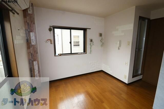 1R Apartment for Rent in Shijonawate, Osaka - No Deposit, Near Station - Thumbnail 3