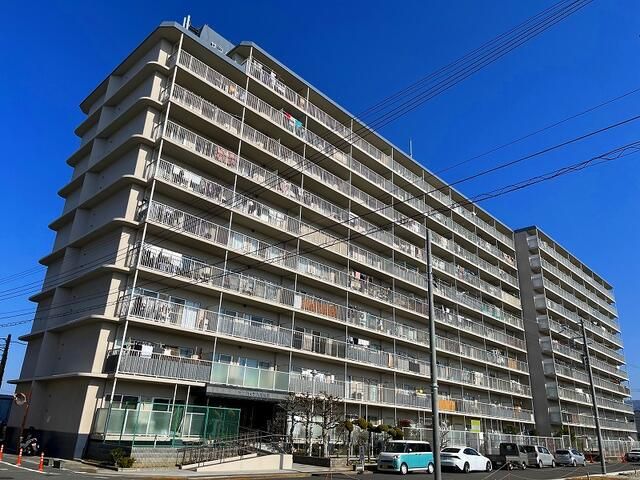 3LDK Apartment with Private Garden for Sale in Yao, Osaka - Image 1
