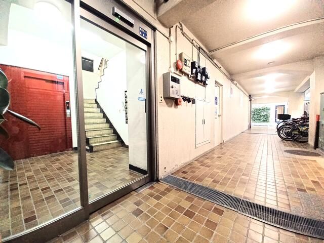 Renovated 1LDK Apartment in Prime Akasaka, Tokyo - Thumbnail 4