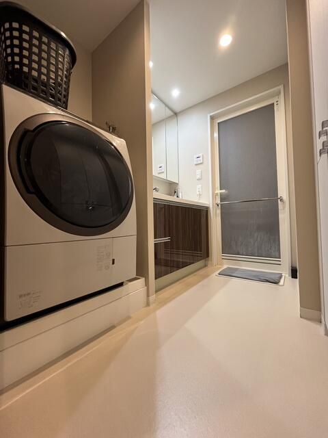 Renovated 3LDK High-Rise Apartment for Sale in Yao, Osaka - Thumbnail 2