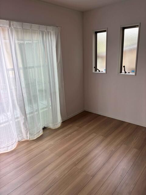 Modern 2LDK House in Yokosuka with 2025 Renovations & Views - Thumbnail 3