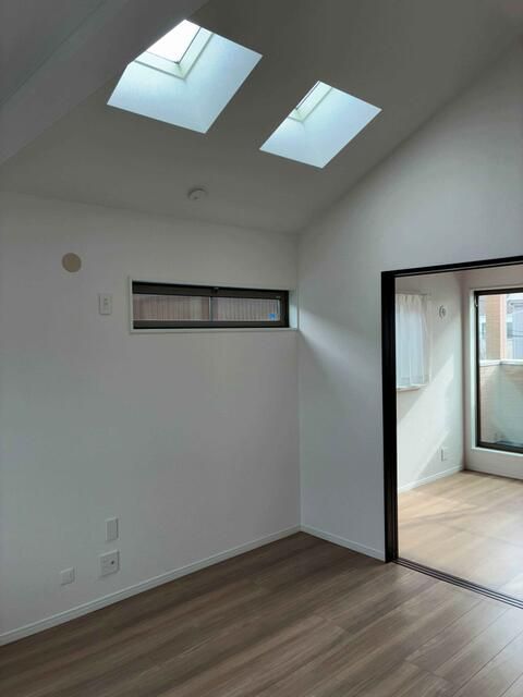 Modern 2LDK House in Yokosuka with 2025 Renovations & Views - Thumbnail 2