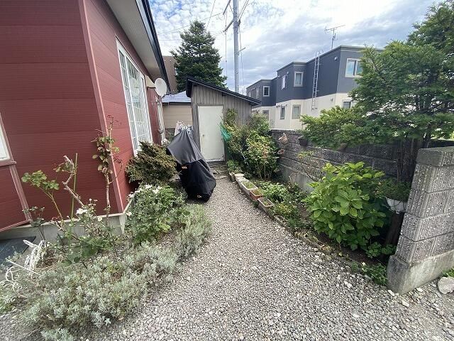 6SLDK House for Sale in Hakodate, Hokkaido with South-Facing LDK - Thumbnail 3