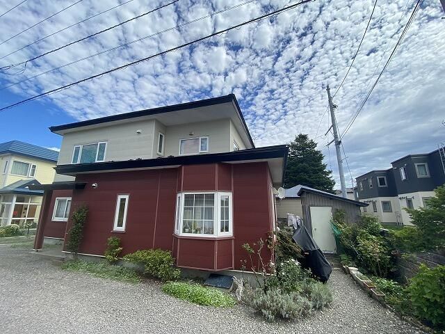 6SLDK House for Sale in Hakodate, Hokkaido with South-Facing LDK - Image 1