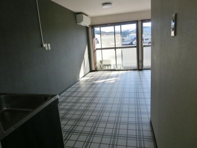 Renovated 1R Apartment in Kochi City with Free Internet & Water - Thumbnail 4