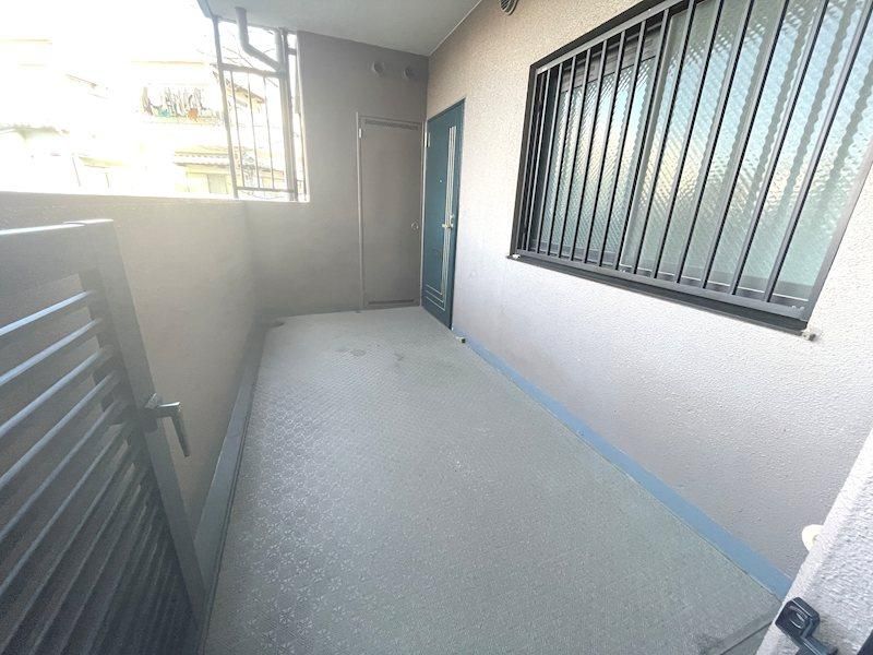 Renovated 4LDK Apartment with Private Garden in Hirakata, Osaka - Thumbnail 4