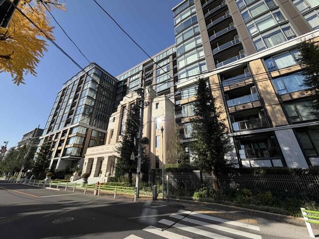 Mita Garden Hills South Hill 2LDK Apartment in Minato, Tokyo - Thumbnail 2