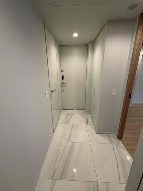 2SLDK Apartment in Mita Garden Hills, Minato, Tokyo - Thumbnail 3
