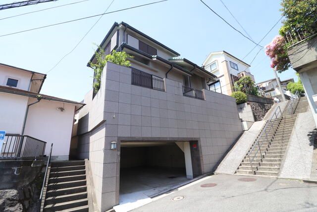 6SLDK House with Underground Garage in Yokohama's Konan Ward - Image 1