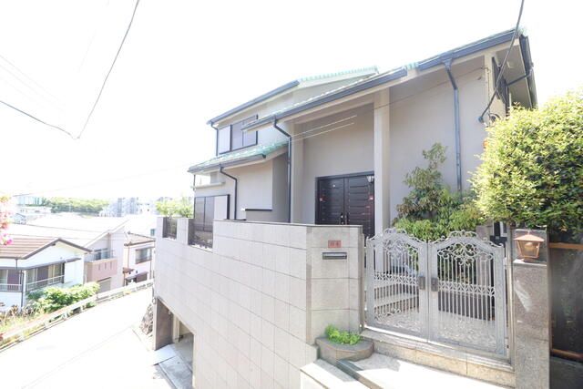 6SLDK House with Underground Garage in Yokohama's Konan Ward - Thumbnail 2