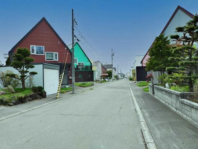 4LDK House for Sale in Sapporo's Kita-ku with Garden & Parking - Thumbnail 2