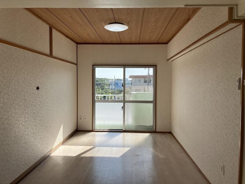 1LDK Apartment for Rent in Ginowan, Okinawa - Top Floor, Sunny - Thumbnail 2