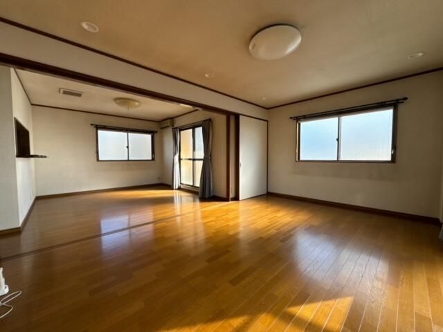 6SLDK House with Parking for 6 Trucks in Osaka Taisho Ward - Thumbnail 4