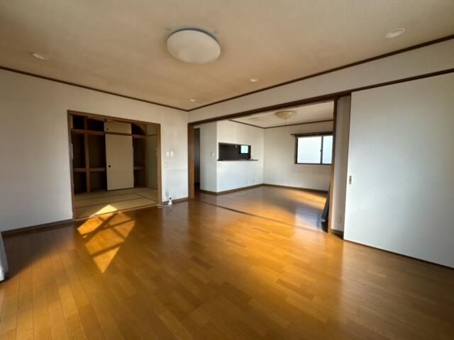 6SLDK House with Parking for 6 Trucks in Osaka Taisho Ward - Thumbnail 2