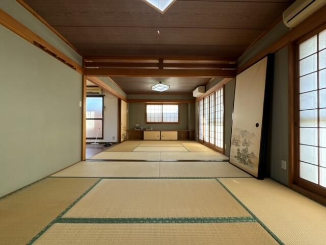 6SLDK House with Parking for 6 Trucks in Osaka Taisho Ward - Thumbnail 3