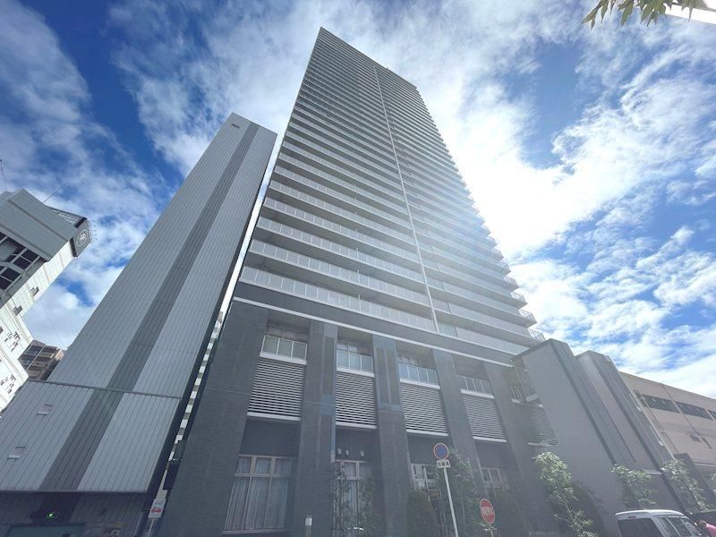 Renovated 3LDK Apartment in Royal Medu Kourien Tower, Neyagawa - Image 1