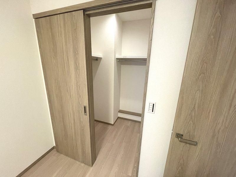 Renovated 3LDK Apartment in Royal Medu Kourien Tower, Neyagawa - Thumbnail 4