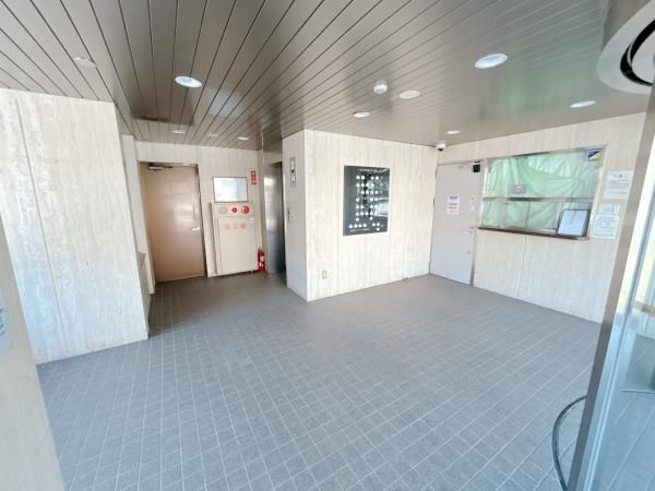 Renovated 2LDK Apartment in Fukui City with South-Facing Living Room - Thumbnail 3