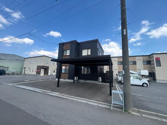 Modern 3LDK House in Hakodate with Wood Deck & Carport - Thumbnail 3
