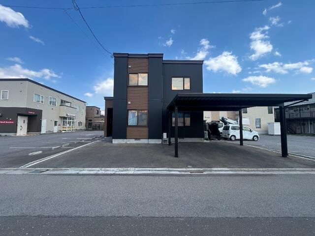 Modern 3LDK House in Hakodate with Wood Deck & Carport - Thumbnail 2