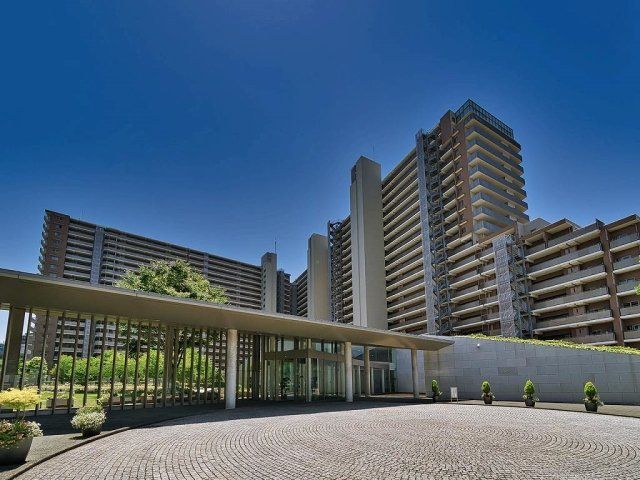 Top-Floor 4LDK Apartment for Sale in Koto City, Tokyo - Thumbnail 2