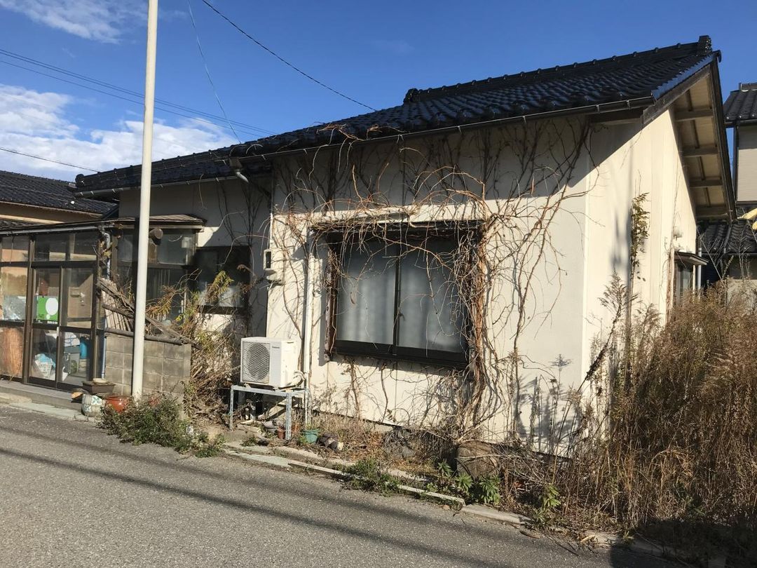 4LDK House for Sale in Komatsu, Ishikawa - Corner Lot, Renovation Opportunity - Thumbnail 2