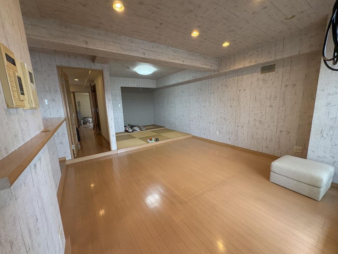 2LDK Maisonette Apartment for Sale in Sakai, Osaka with Panoramic Views - Thumbnail 3