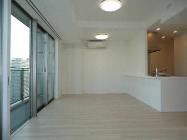 1LDK Apartment in Tokyo Bay City Tower, Minato Ward - Thumbnail 4