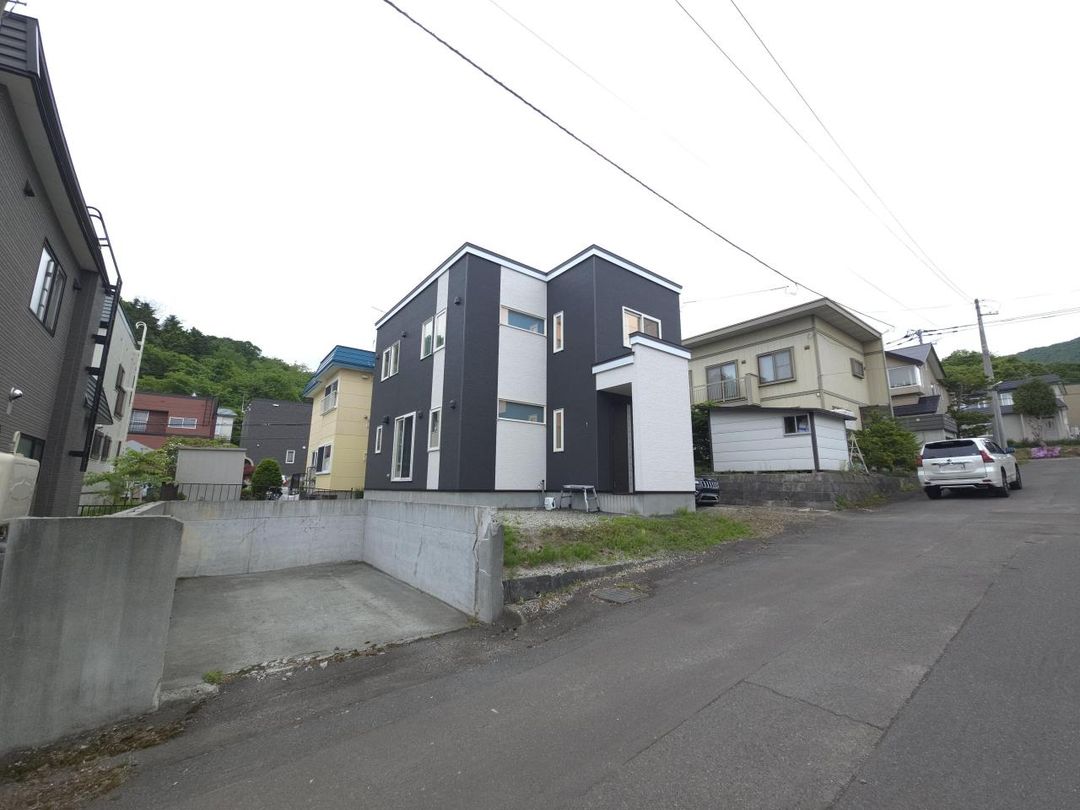 5LDK House for Sale in Sapporo's Nishi Ward - 2016 Build - Thumbnail 2
