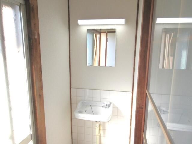 Renovated 2K Apartment for Rent in Wakayama City, Wakayama - Thumbnail 3