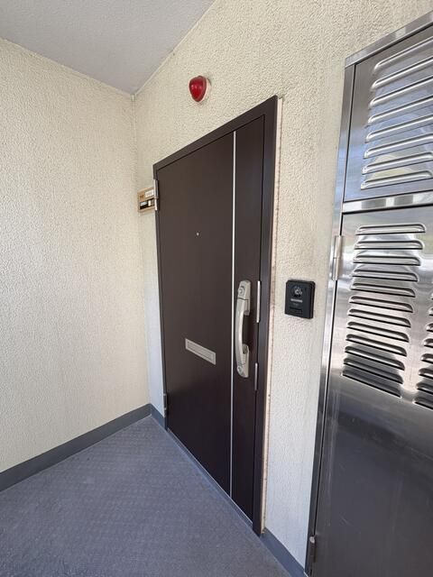 Renovated 2LDK Apartment for Sale in Morinomiya, Osaka - Thumbnail 3