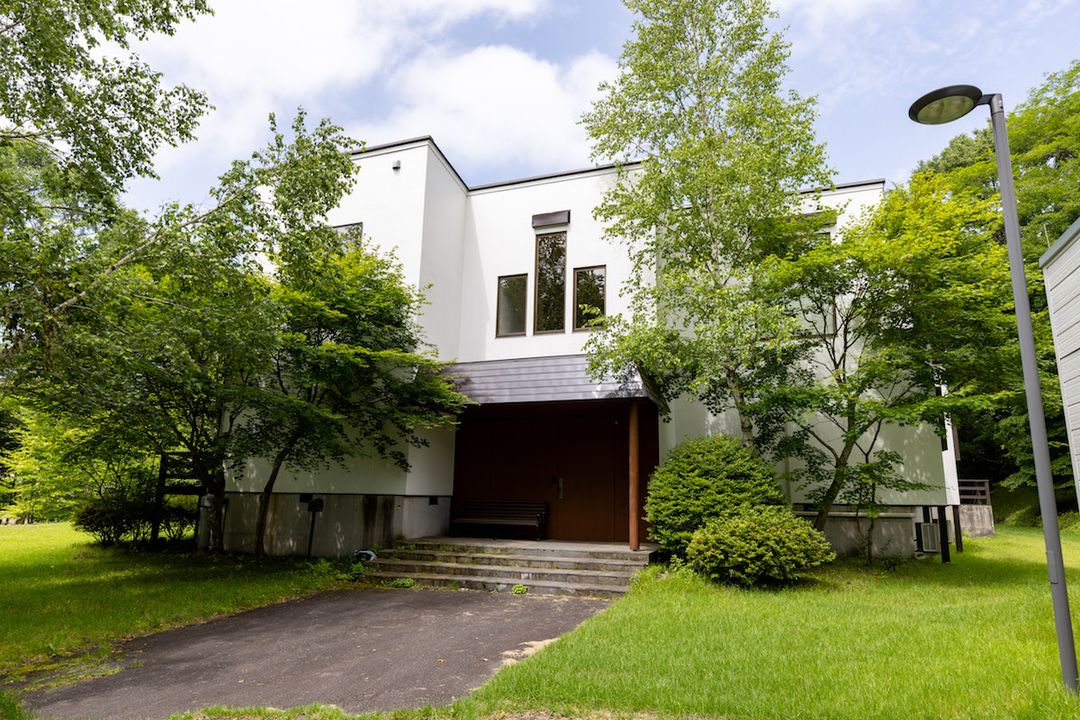 Karuizawa Oiwake Villa: 8,260sqm Estate with Tennis Court - Thumbnail 3