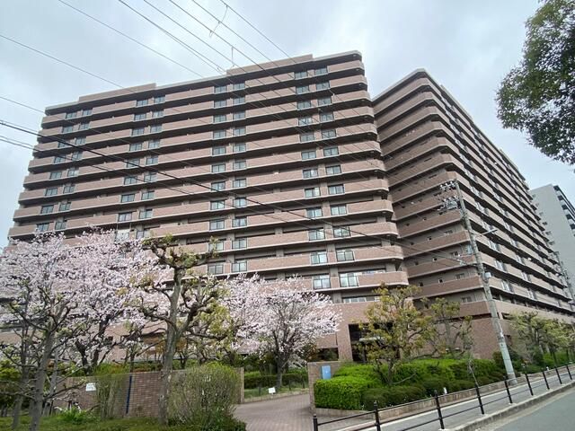 Top Floor 3LDK Apartment for Sale in Mitejima, Osaka - Image 1