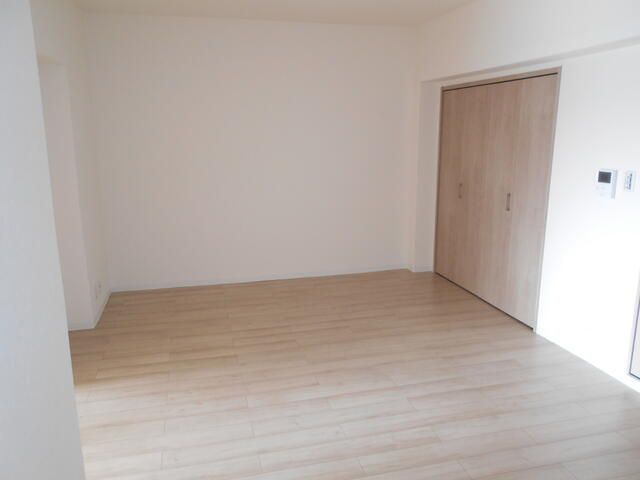 3LDK Top Floor Apartment for Sale in Habikino, Osaka - Thumbnail 3